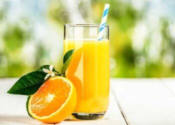 Uống nước cam hay ăn cam tốt hơn