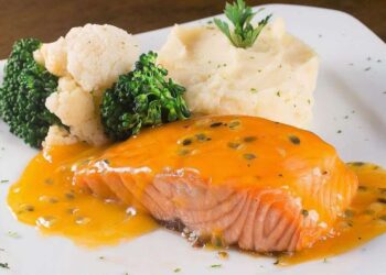 Cách làm món cá hồi sốt chanh dây cực ngon