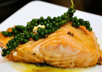 Cá hồi nướng tiêu xanh