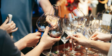 Rượu vang không cồn là giải pháp tuyệt vời cho những người yêu thích hương vị rượu vang nhưng lo ngại về độ cồn