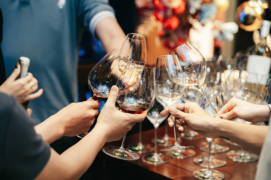 Rượu vang không cồn là giải pháp tuyệt vời cho những người yêu thích hương vị rượu vang nhưng lo ngại về độ cồn