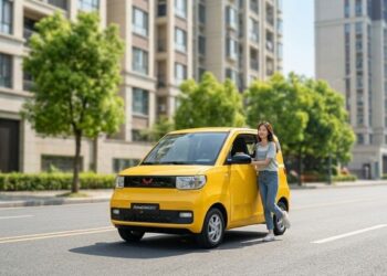 Wuling HongGuang Mini EV màu vàng trên phố