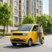 Wuling HongGuang Mini EV màu vàng trên phố